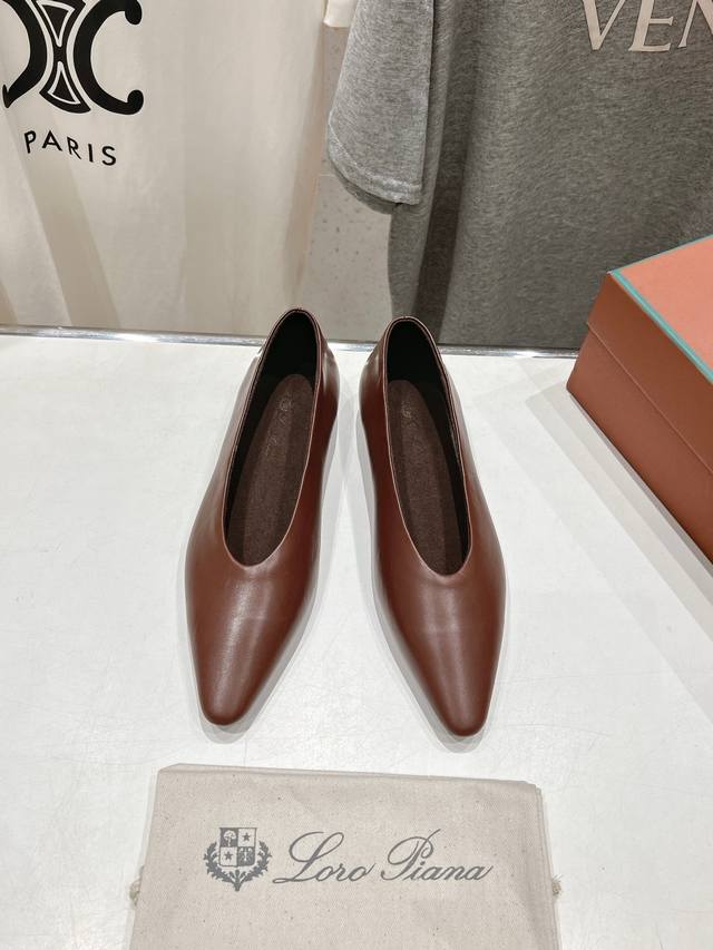 高版本出厂 皮面款 Loro Piana* Lp新款玛丽珍单鞋经典乐福鞋 奶奶鞋 简约时尚 脚感超级舒适 一天可以暴走两万步的鞋子 超级百搭款！ 鞋面采用全方位